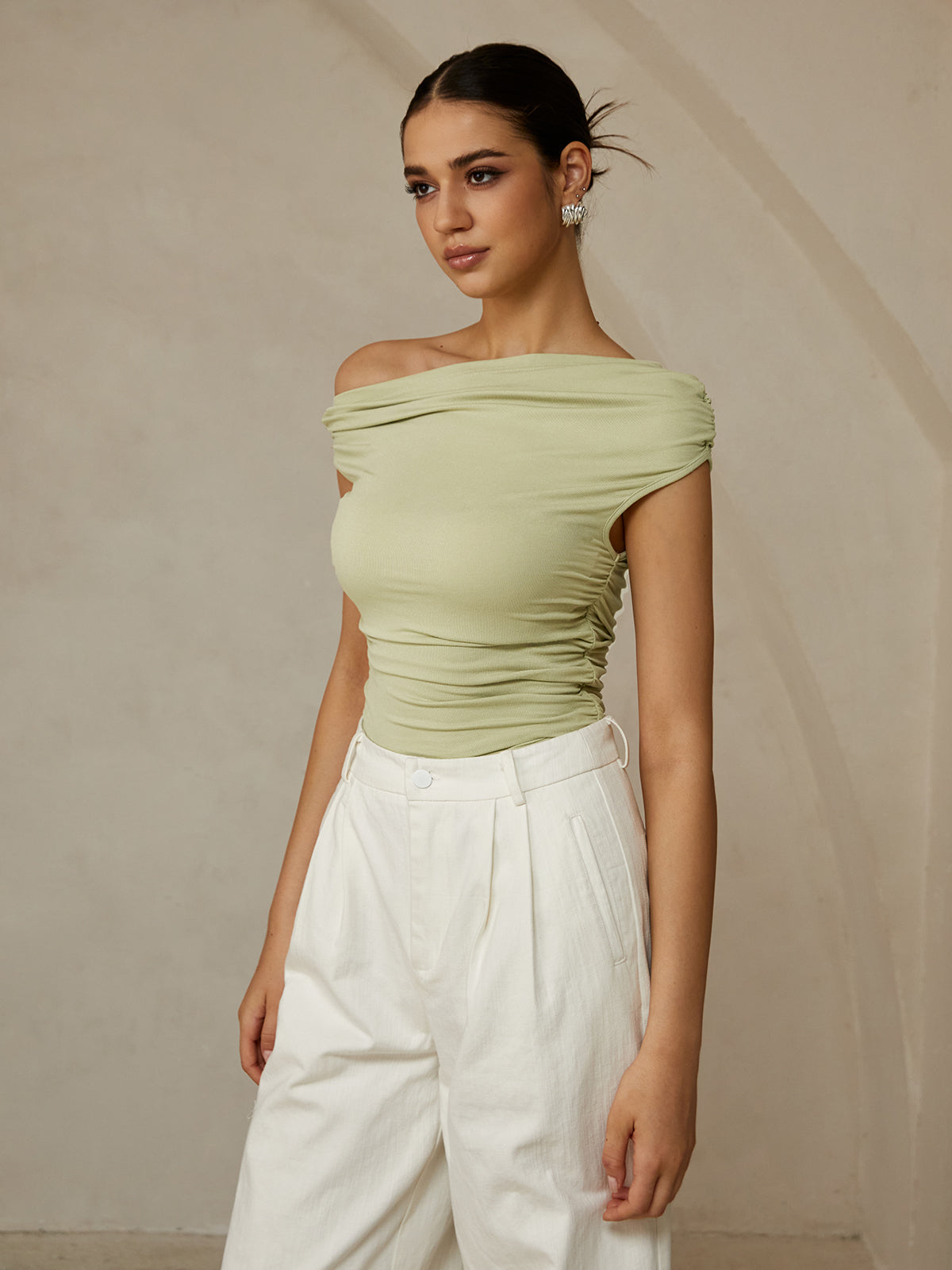 Amaraine™ I T-shirt élégant à col asymétrique