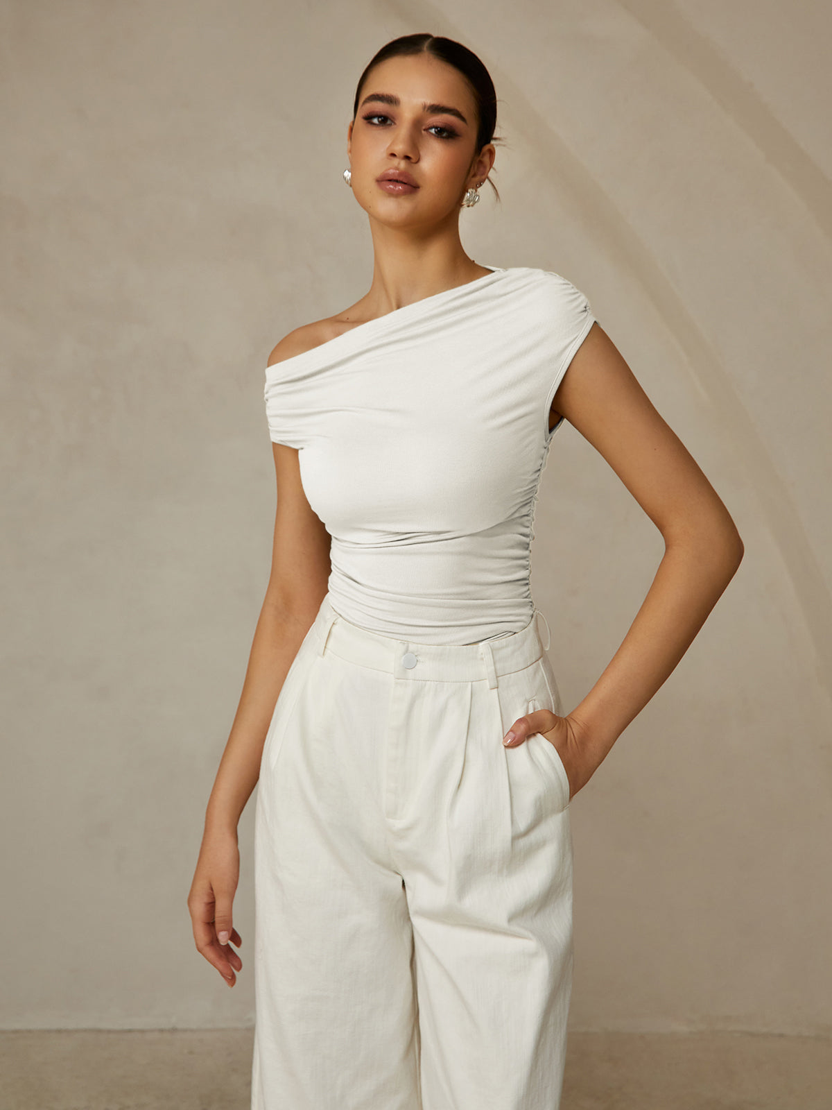 Amaraine™ I T-shirt élégant à col asymétrique