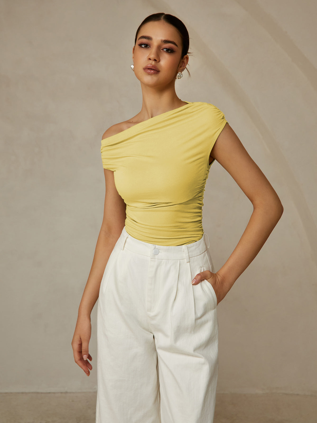 Amaraine™ I T-shirt élégant à col asymétrique
