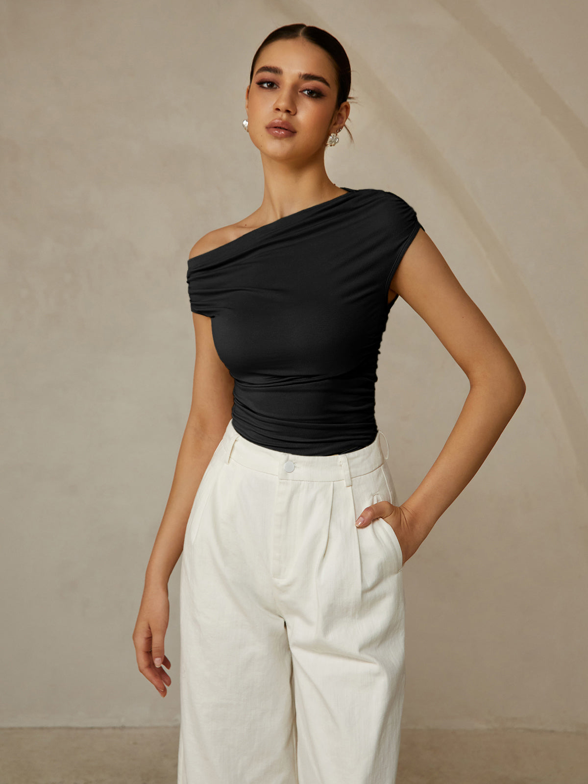Amaraine™ I T-shirt élégant à col asymétrique