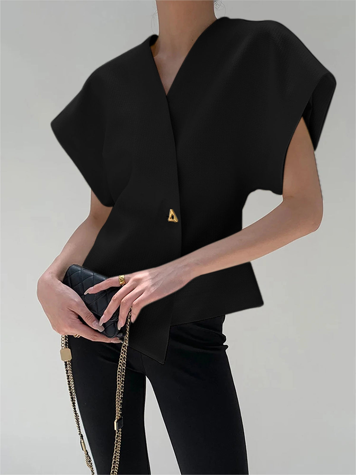 Amaraine™ I Blouse élégante à col v avec détails boutonnés