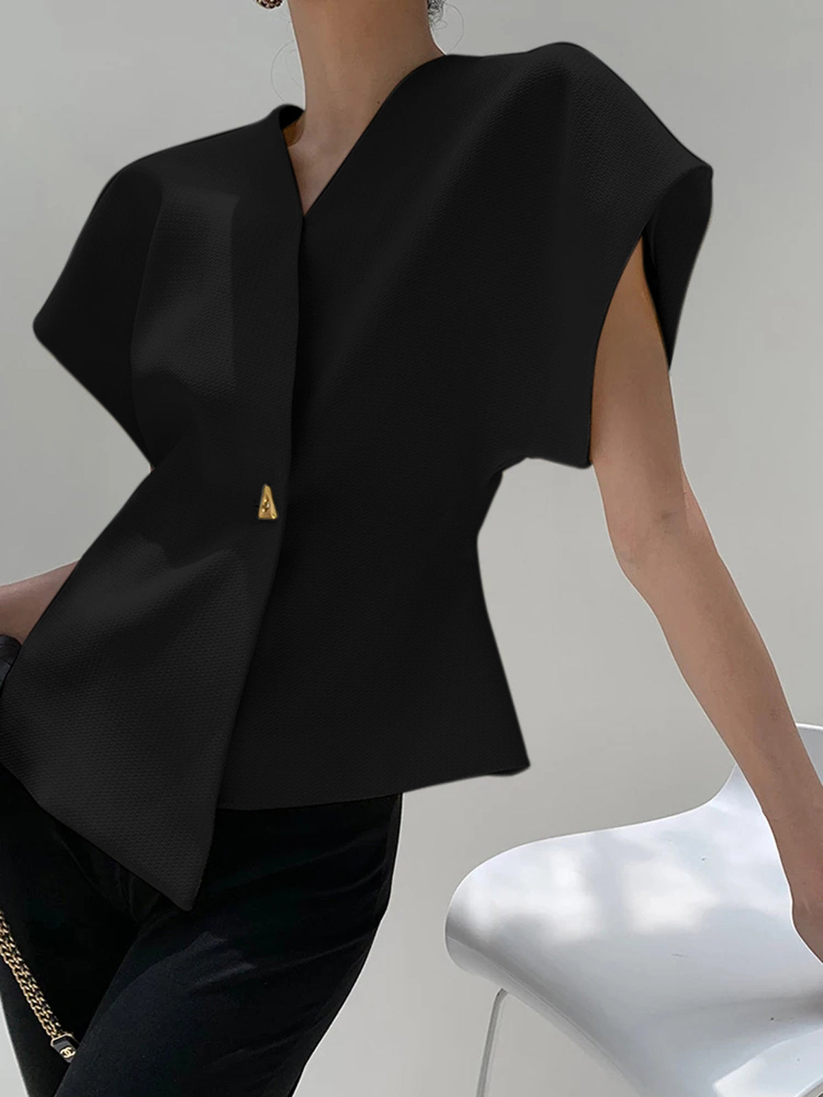 Amaraine™ I Blouse élégante à col v avec détails boutonnés
