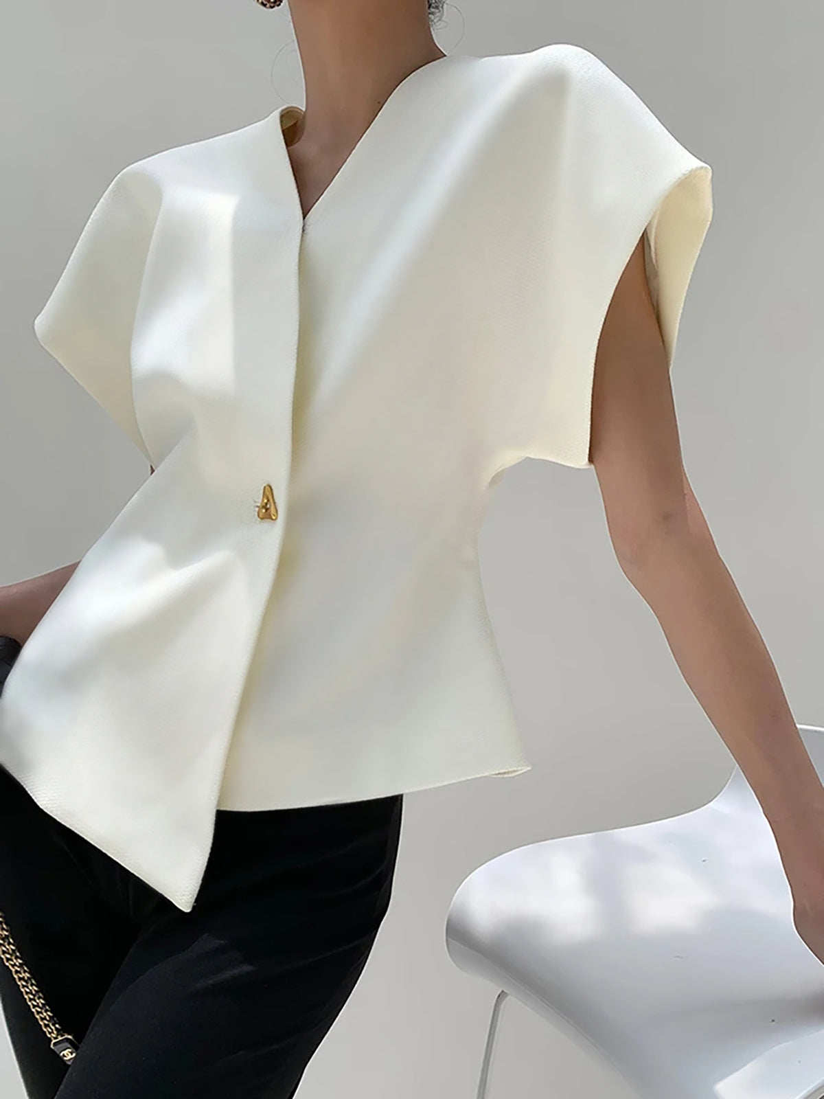 Amaraine™ I Blouse élégante à col v avec détails boutonnés