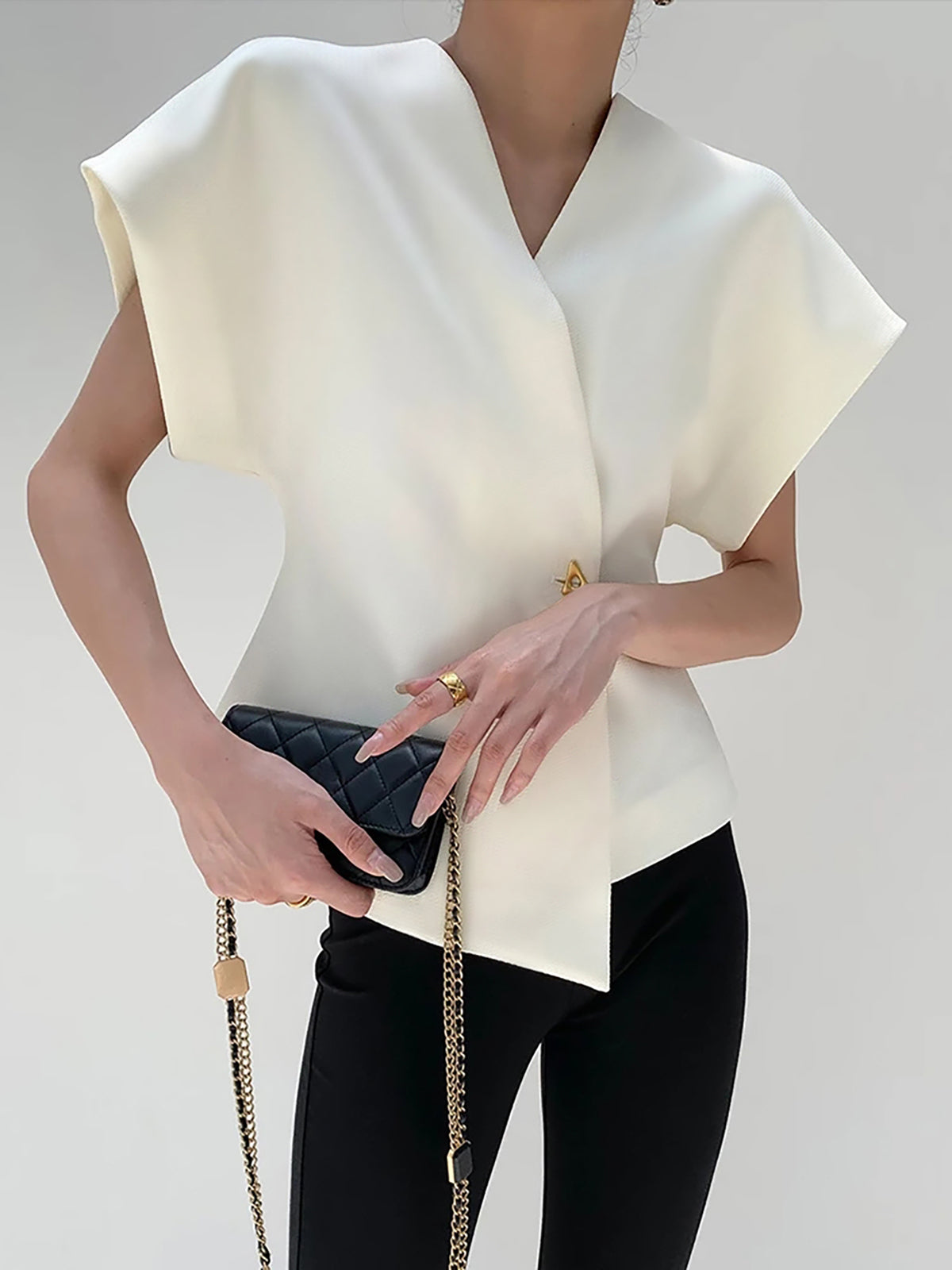 Amaraine™ I Blouse élégante à col v avec détails boutonnés