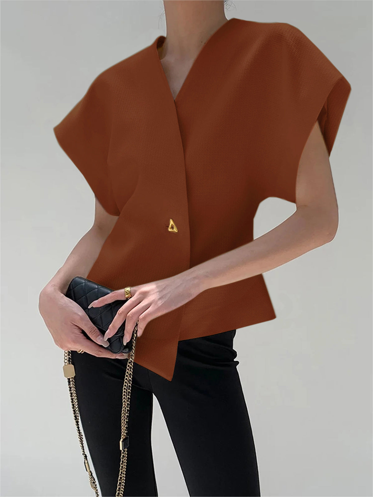 Amaraine™ I Blouse élégante à col v avec détails boutonnés
