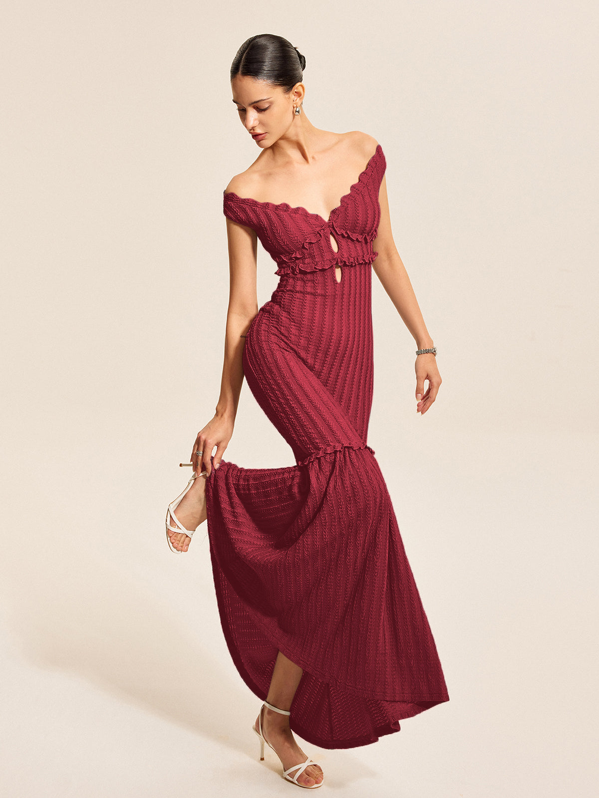 Robe décolletée à volants