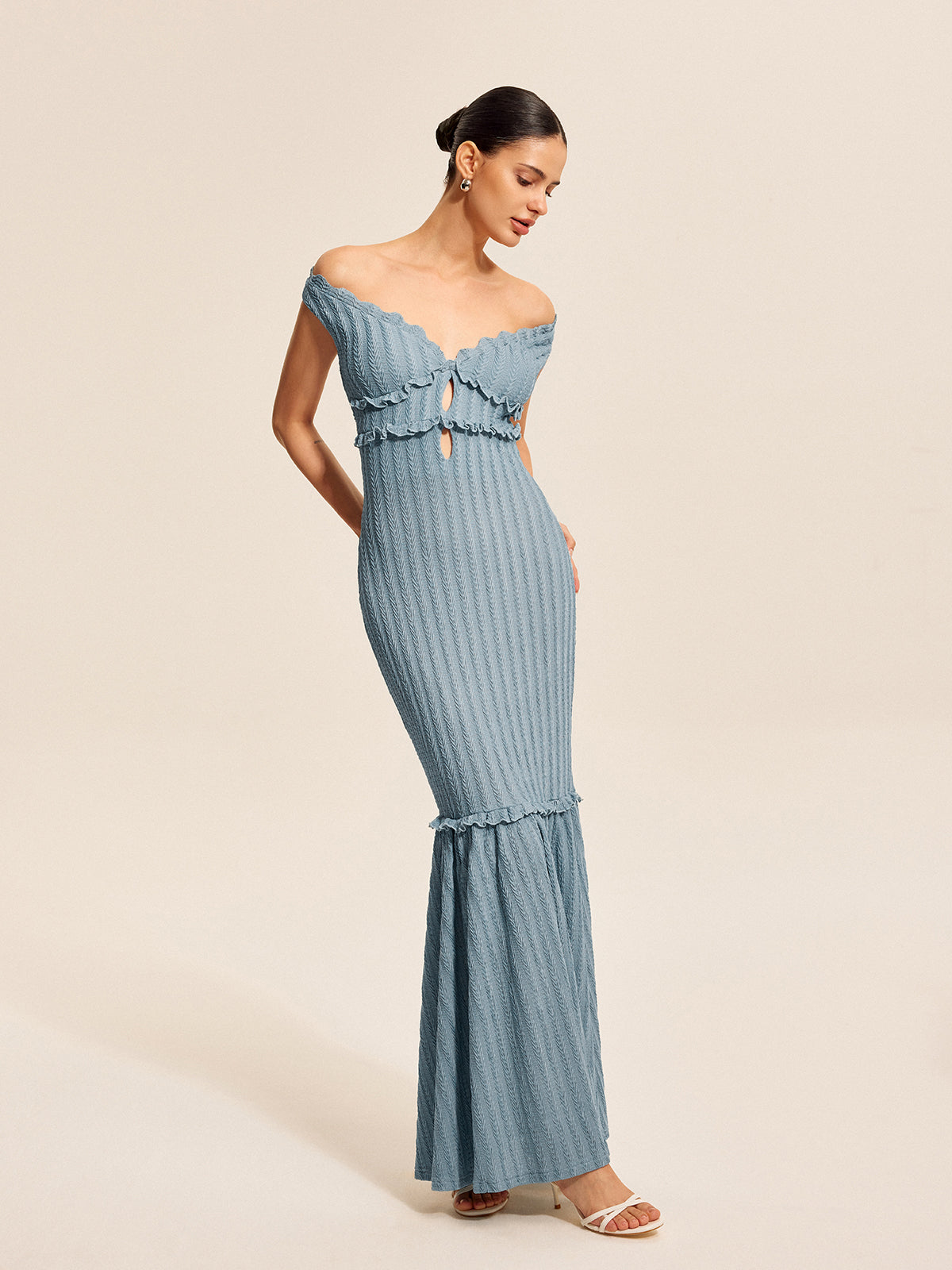 Robe décolletée à volants