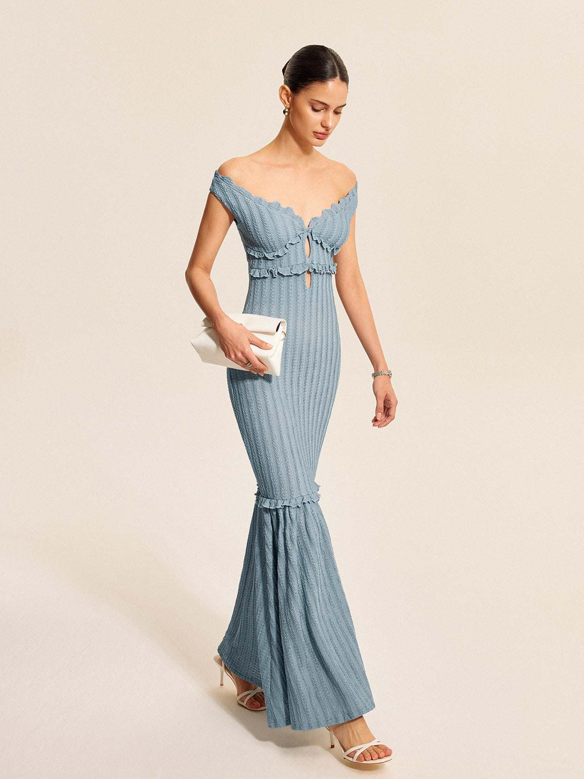 Robe décolletée à volants