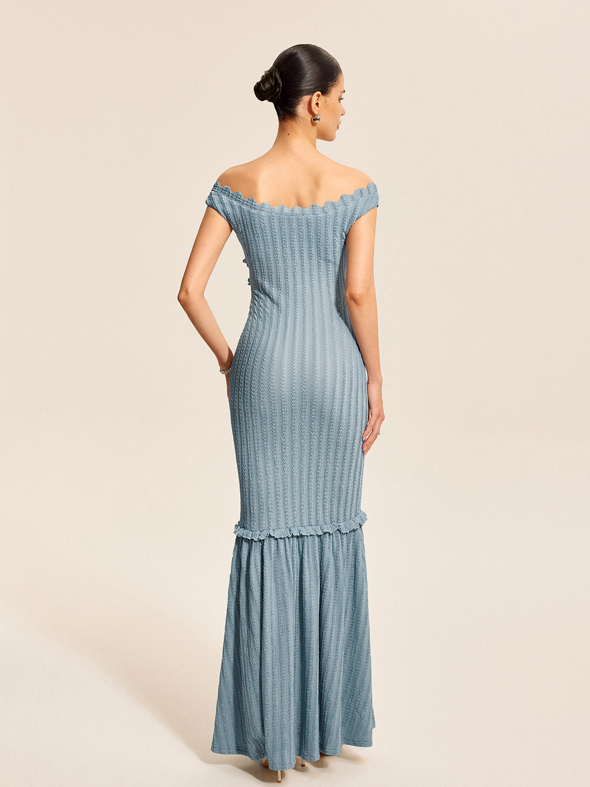 Robe décolletée à volants