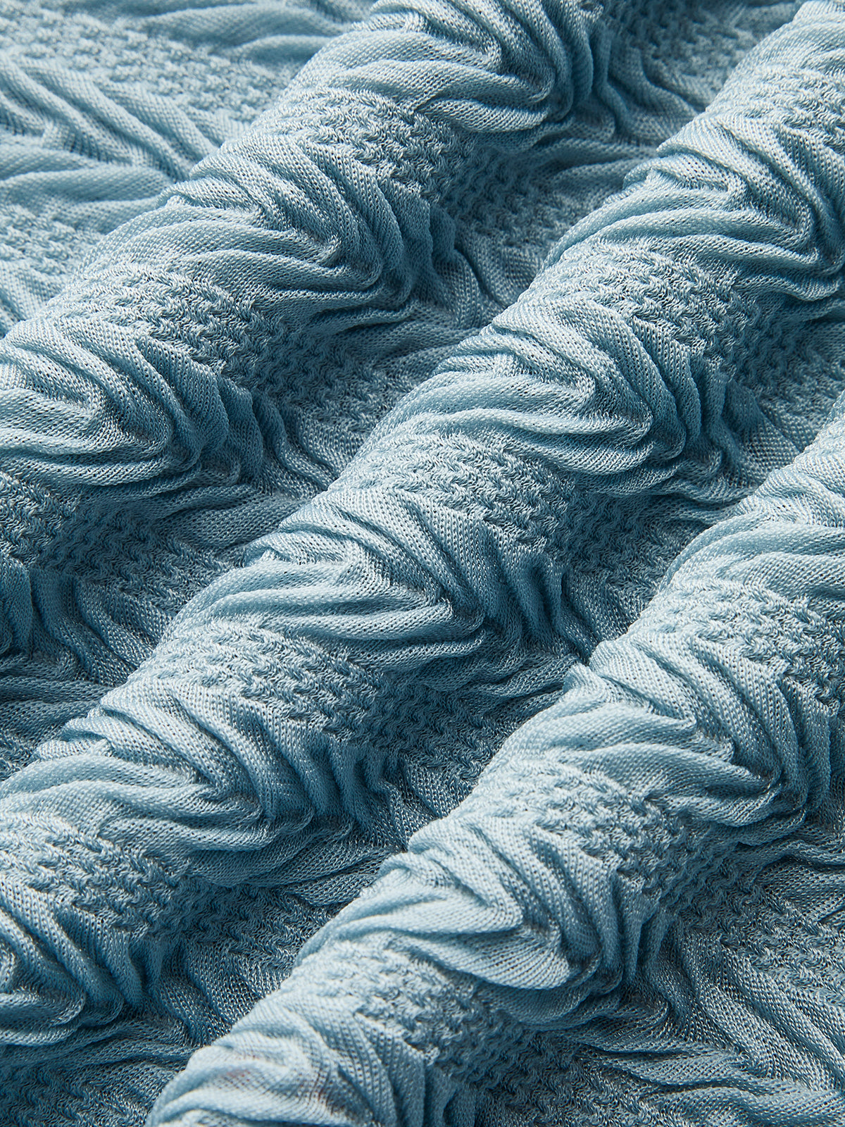 Robe décolletée à volants