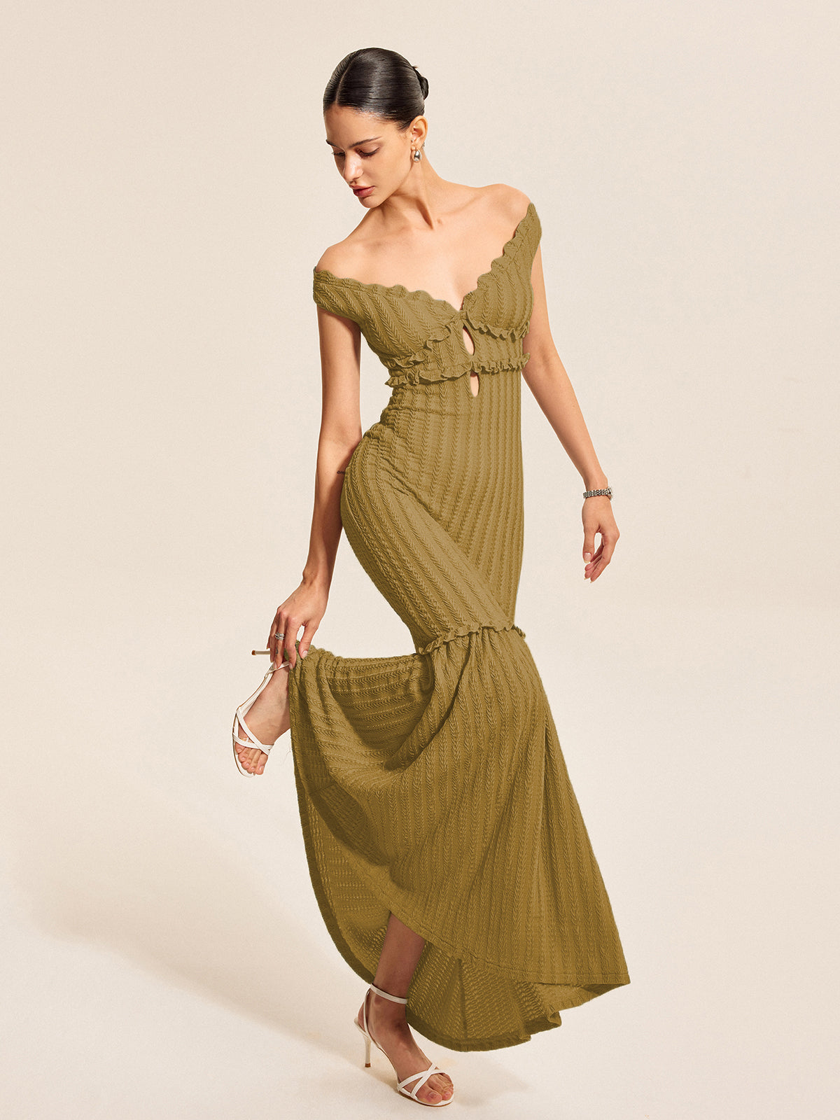 Robe décolletée à volants