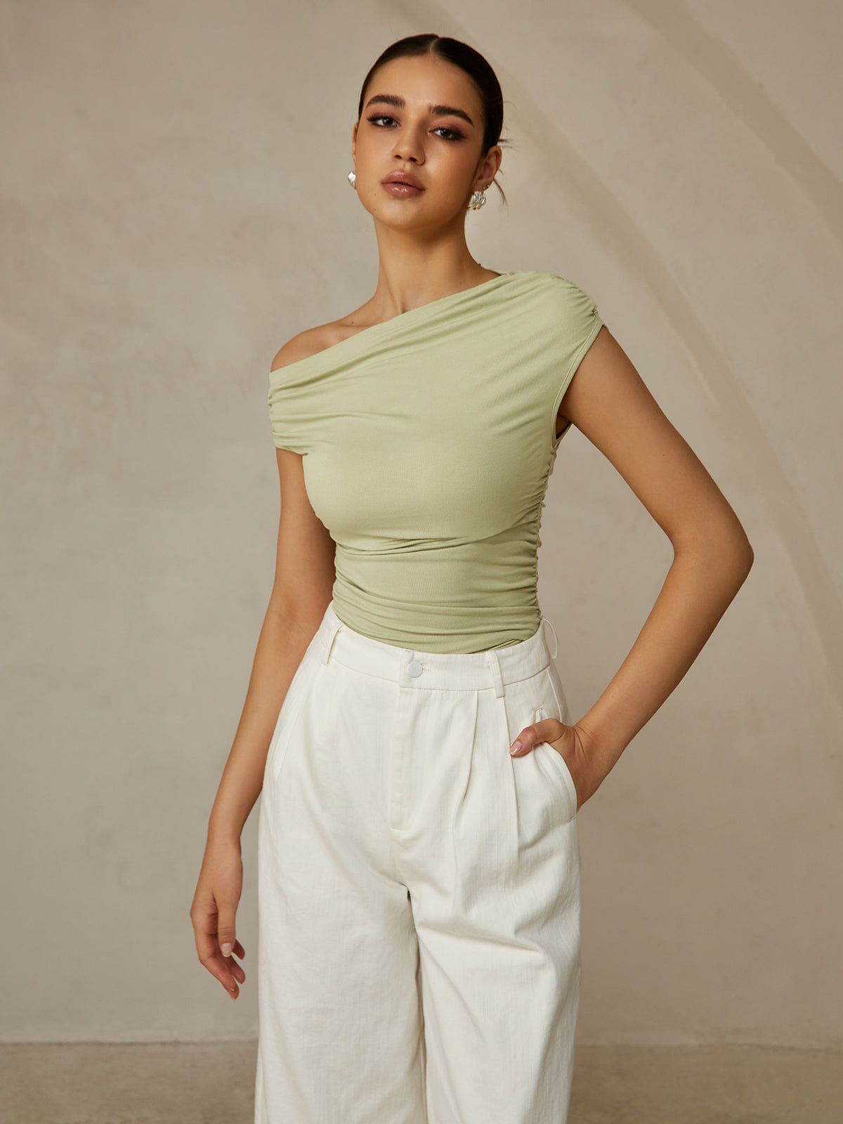 Amaraine™ I T-shirt élégant à col asymétrique