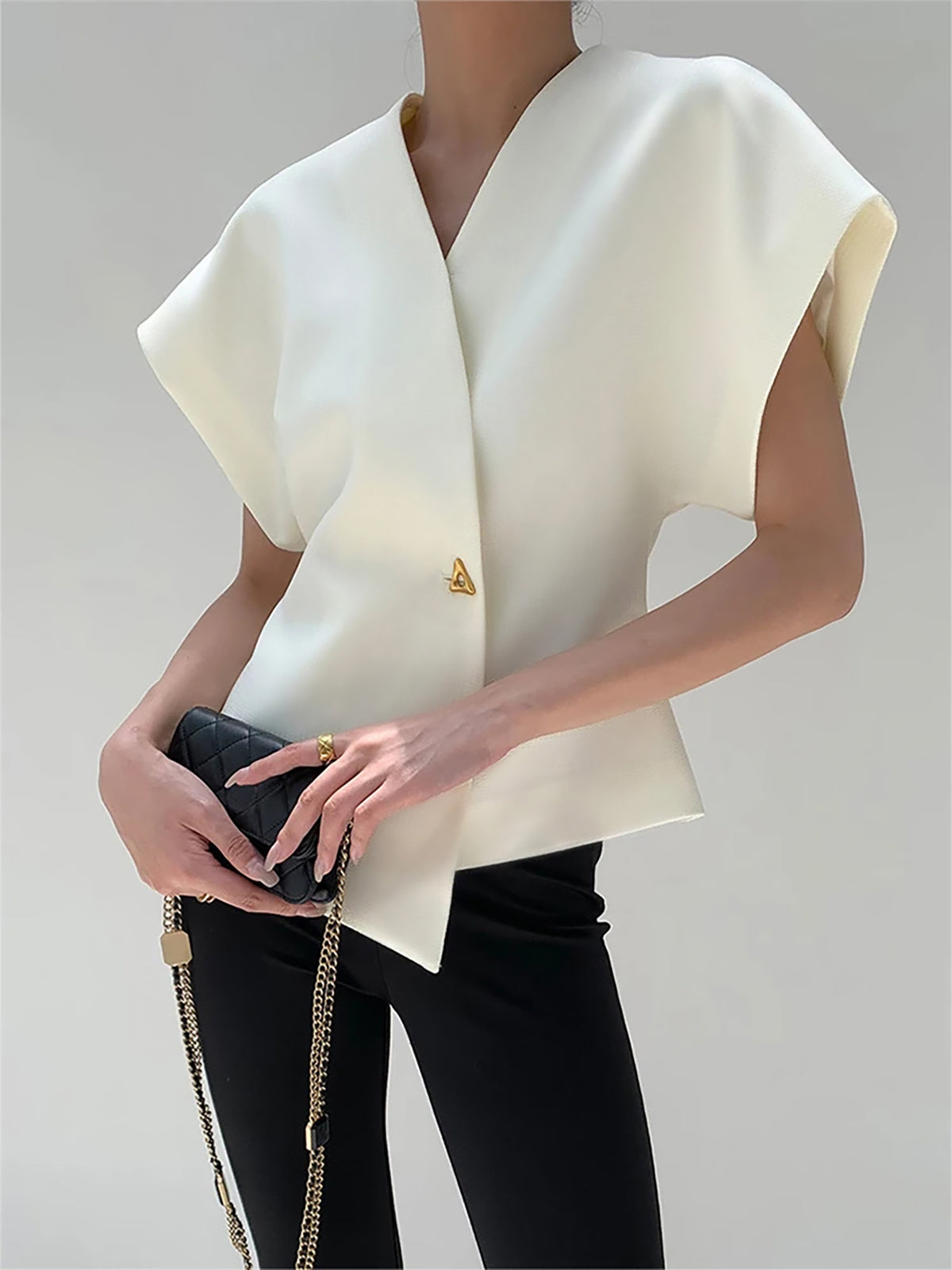 Amaraine™ I Blouse élégante à col v avec détails boutonnés