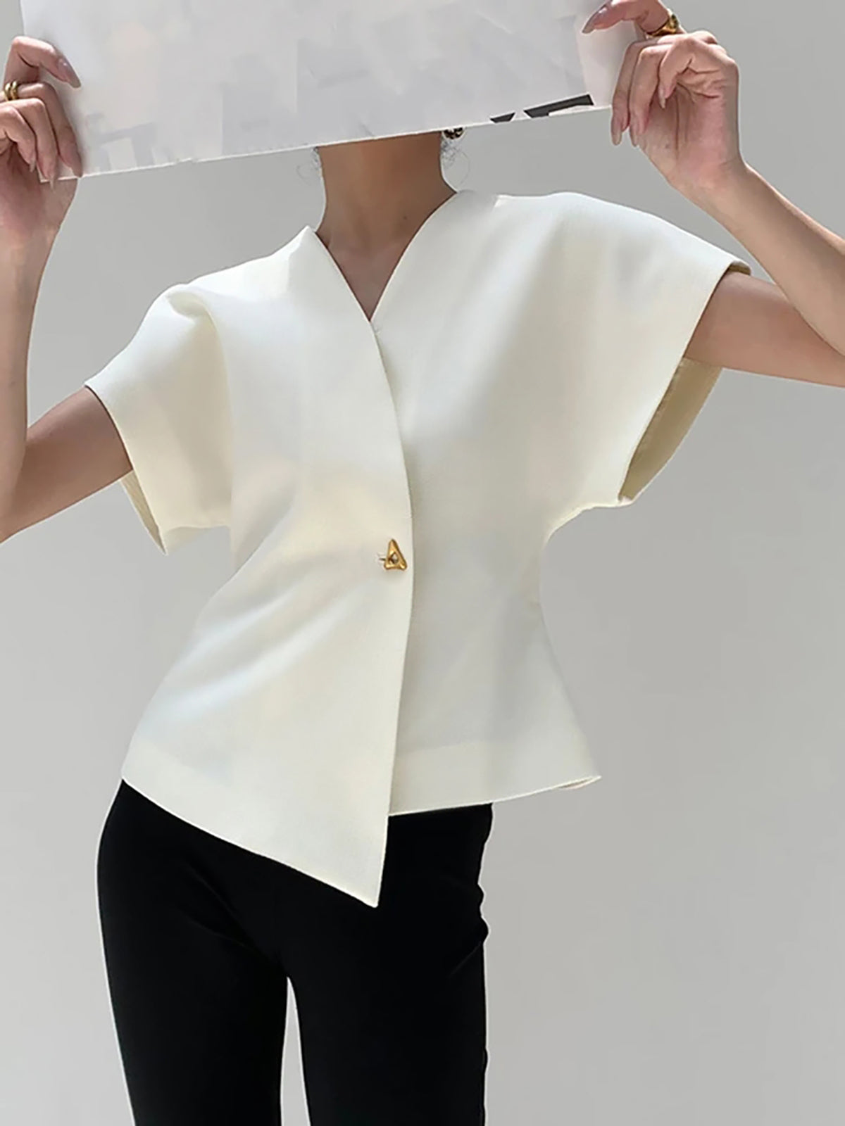 Amaraine™ I Blouse élégante à col v avec détails boutonnés