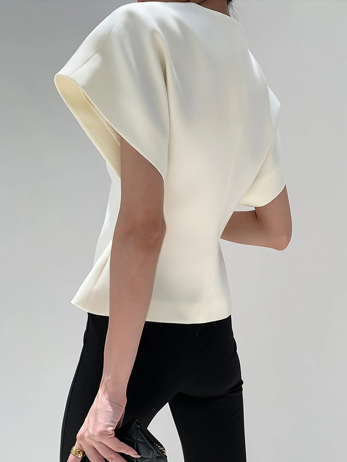 Amaraine™ I Blouse élégante à col v avec détails boutonnés